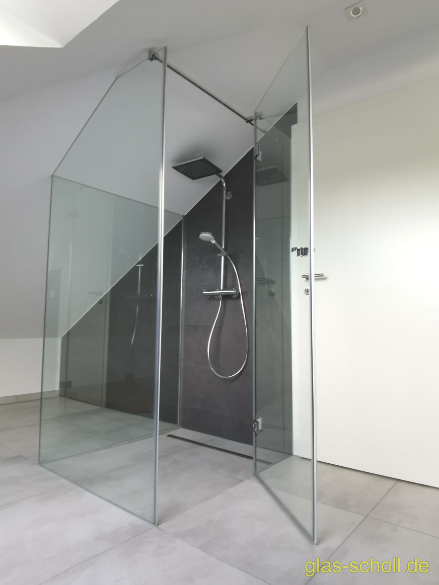 Kasten-Ganzglasdusche Modelldusche im Dachgeschoß von Glas Scholl U-Dusche