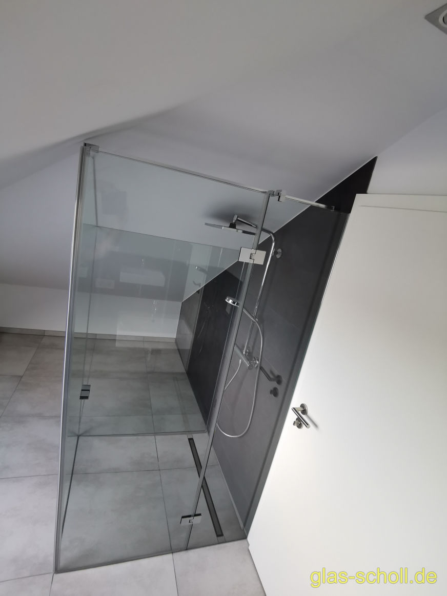 Kasten-Ganzglasdusche Modelldusche im Dachgeschoß von Glas Scholl U-Dusche