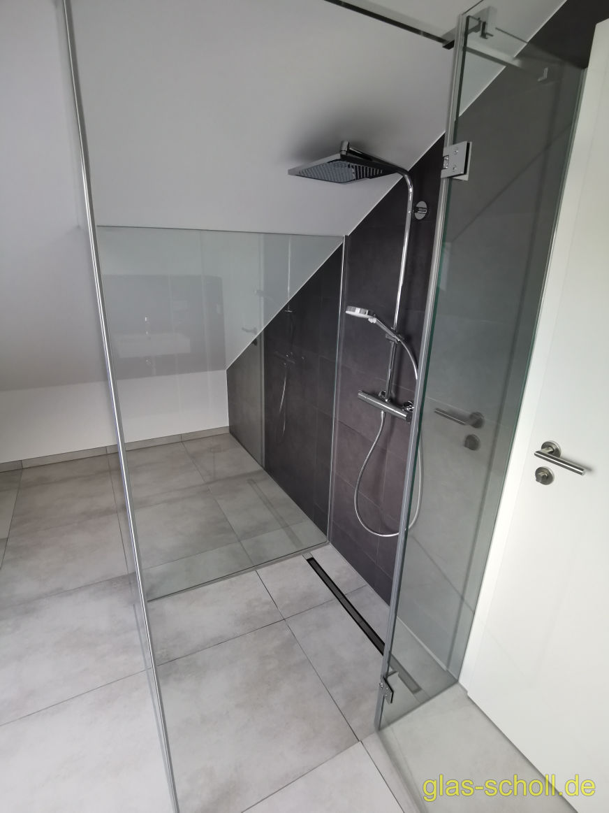 Kasten-Ganzglasdusche Modelldusche im Dachgeschoß von Glas Scholl U-Dusche