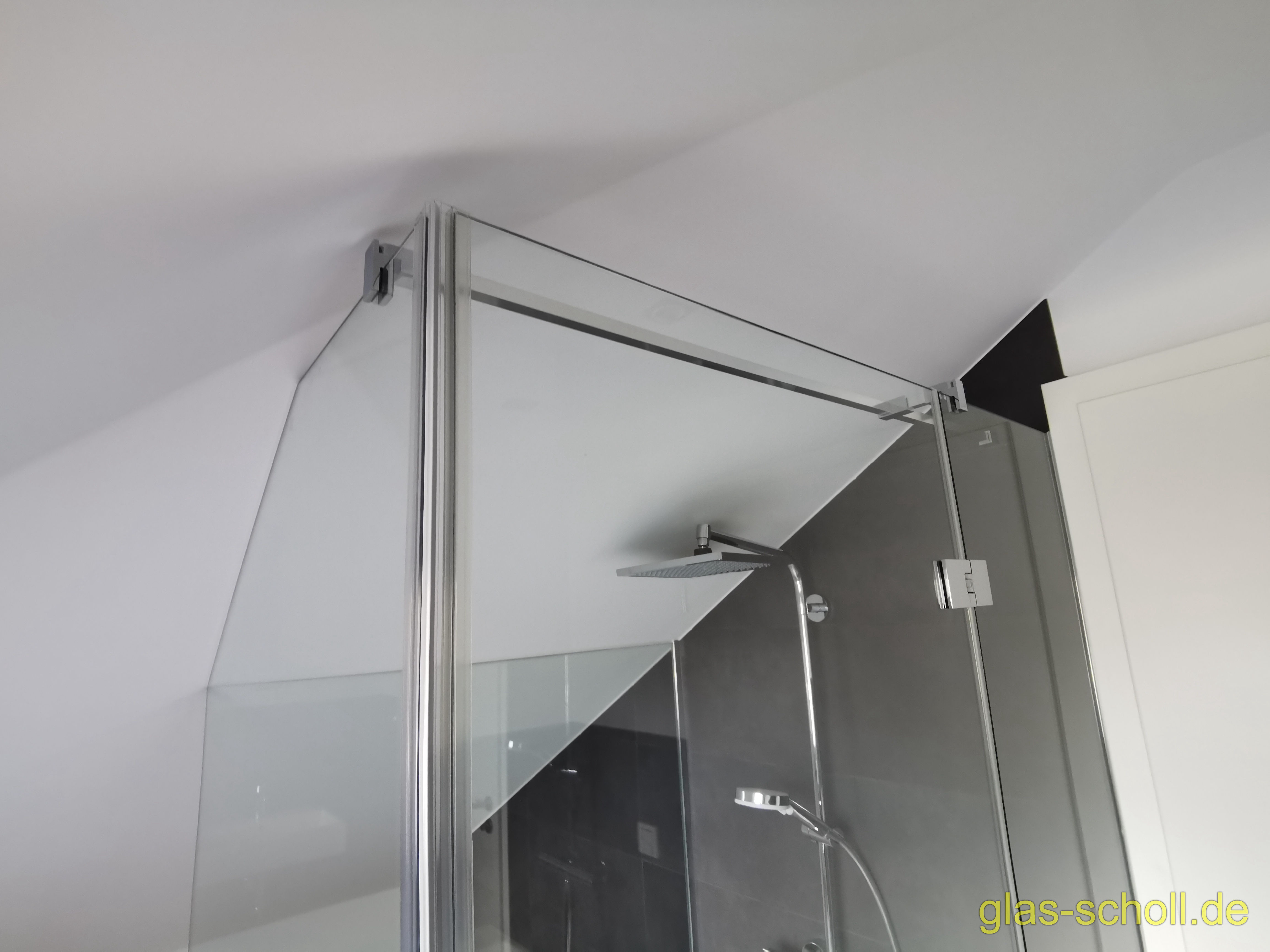 Kasten-Ganzglasdusche Modelldusche im Dachgeschoß von Glas Scholl U-Dusche