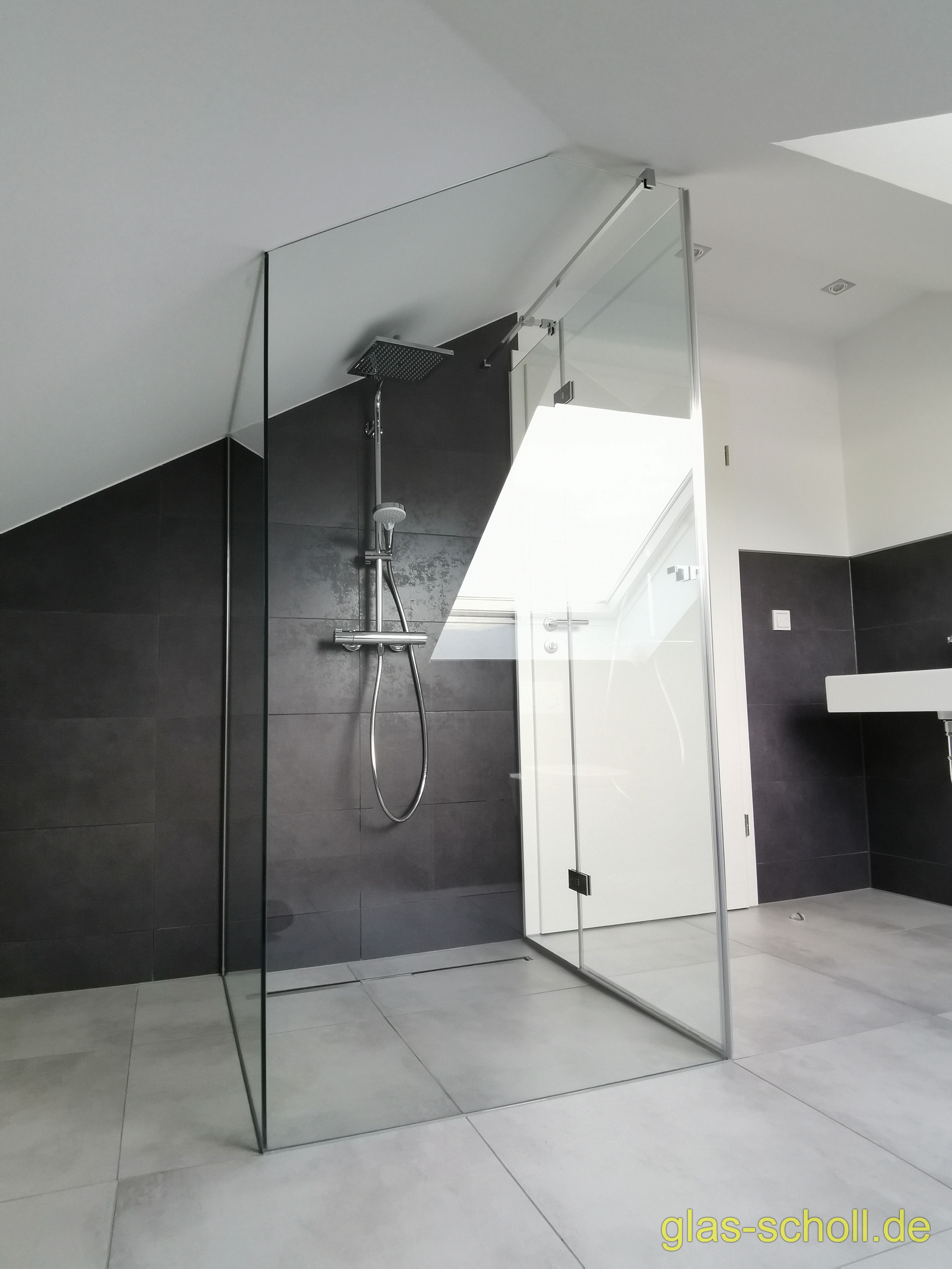 Kasten-Ganzglasdusche Modelldusche im Dachgeschoß von Glas Scholl U-Dusche