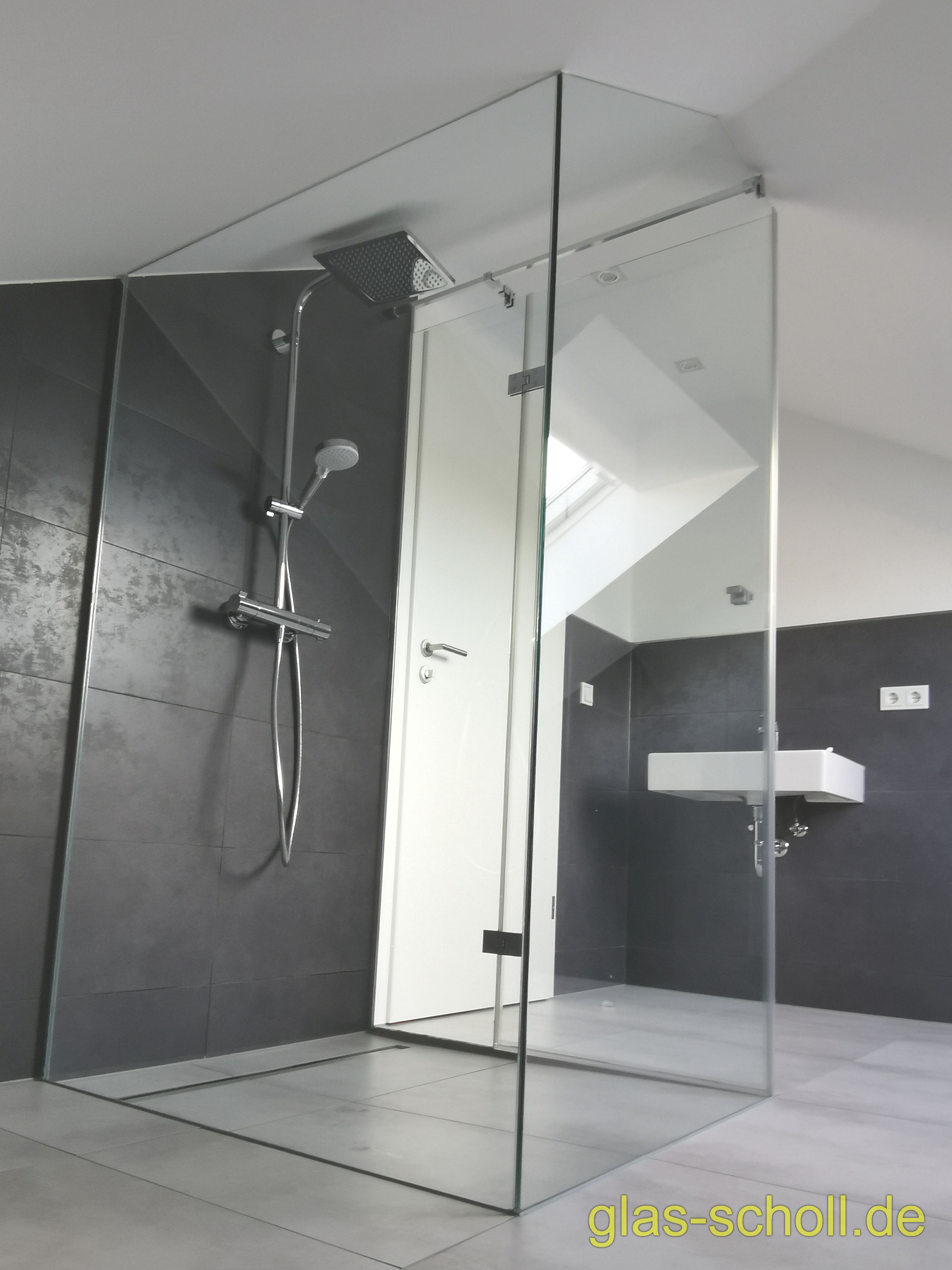 Kasten-Ganzglasdusche Modelldusche im Dachgeschoß von Glas Scholl U-Dusche