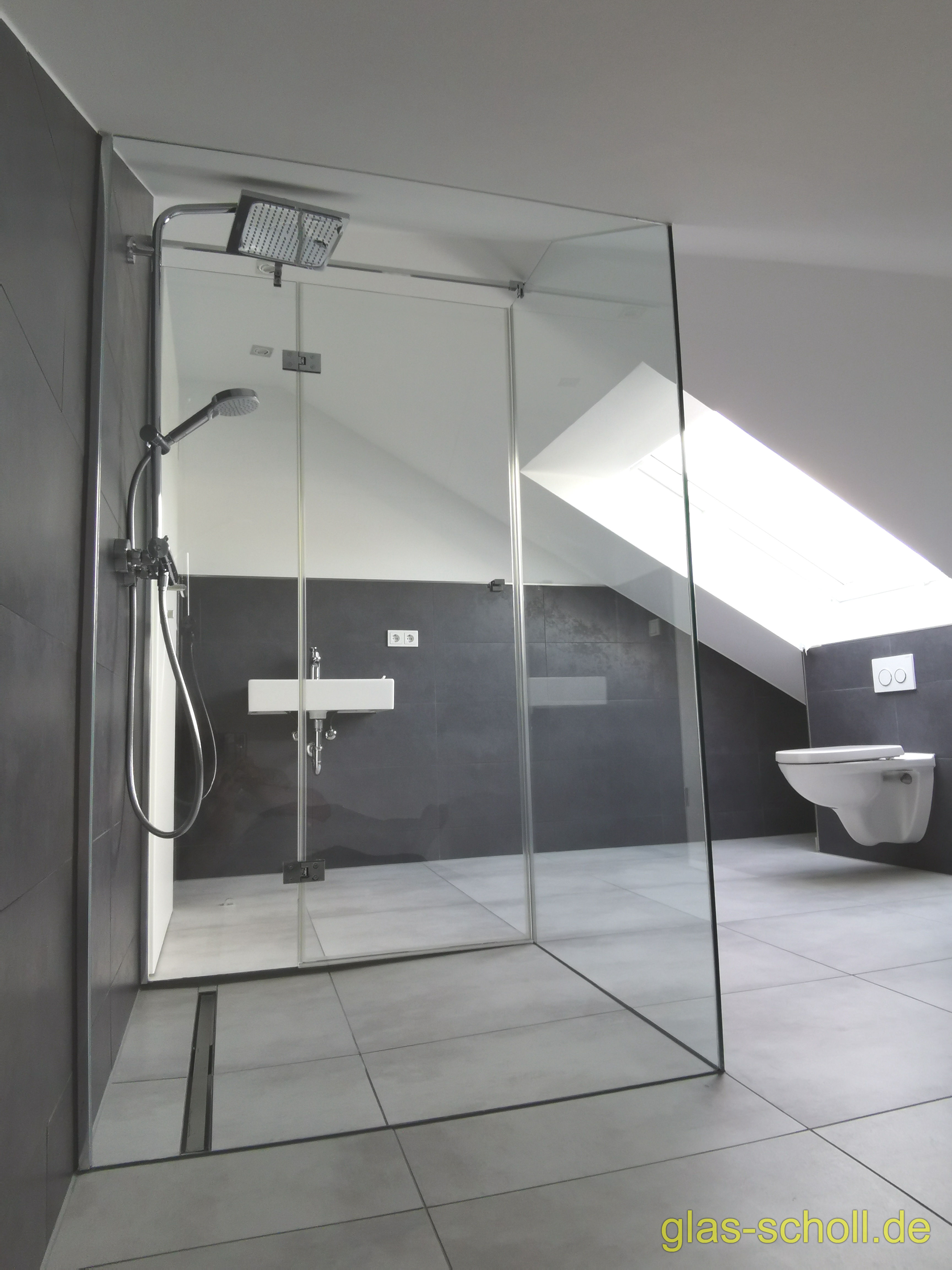Kasten-Ganzglasdusche Modelldusche im Dachgeschoß von Glas Scholl U-Dusche