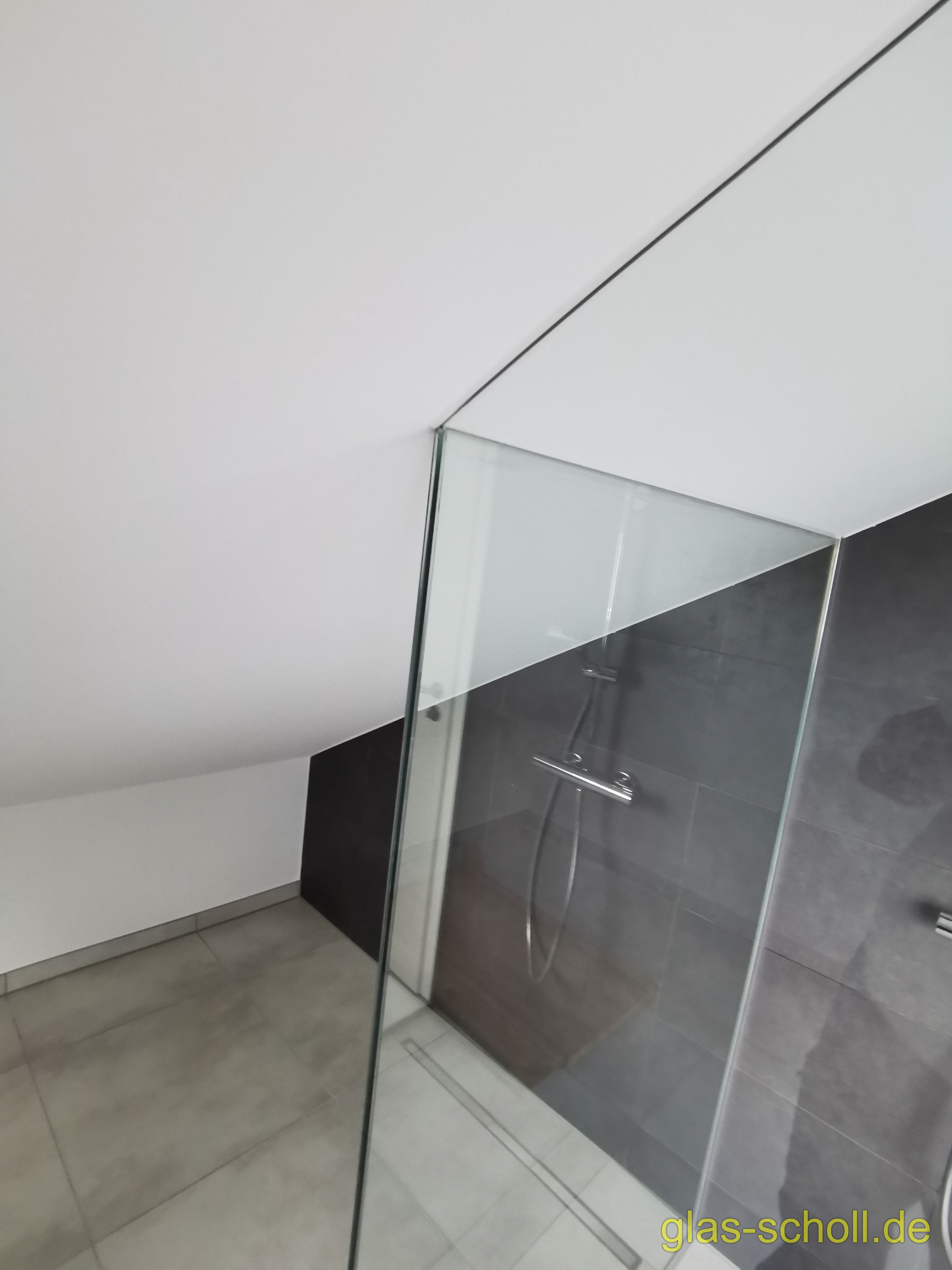 Kasten-Ganzglasdusche Modelldusche im Dachgeschoß von Glas Scholl U-Dusche