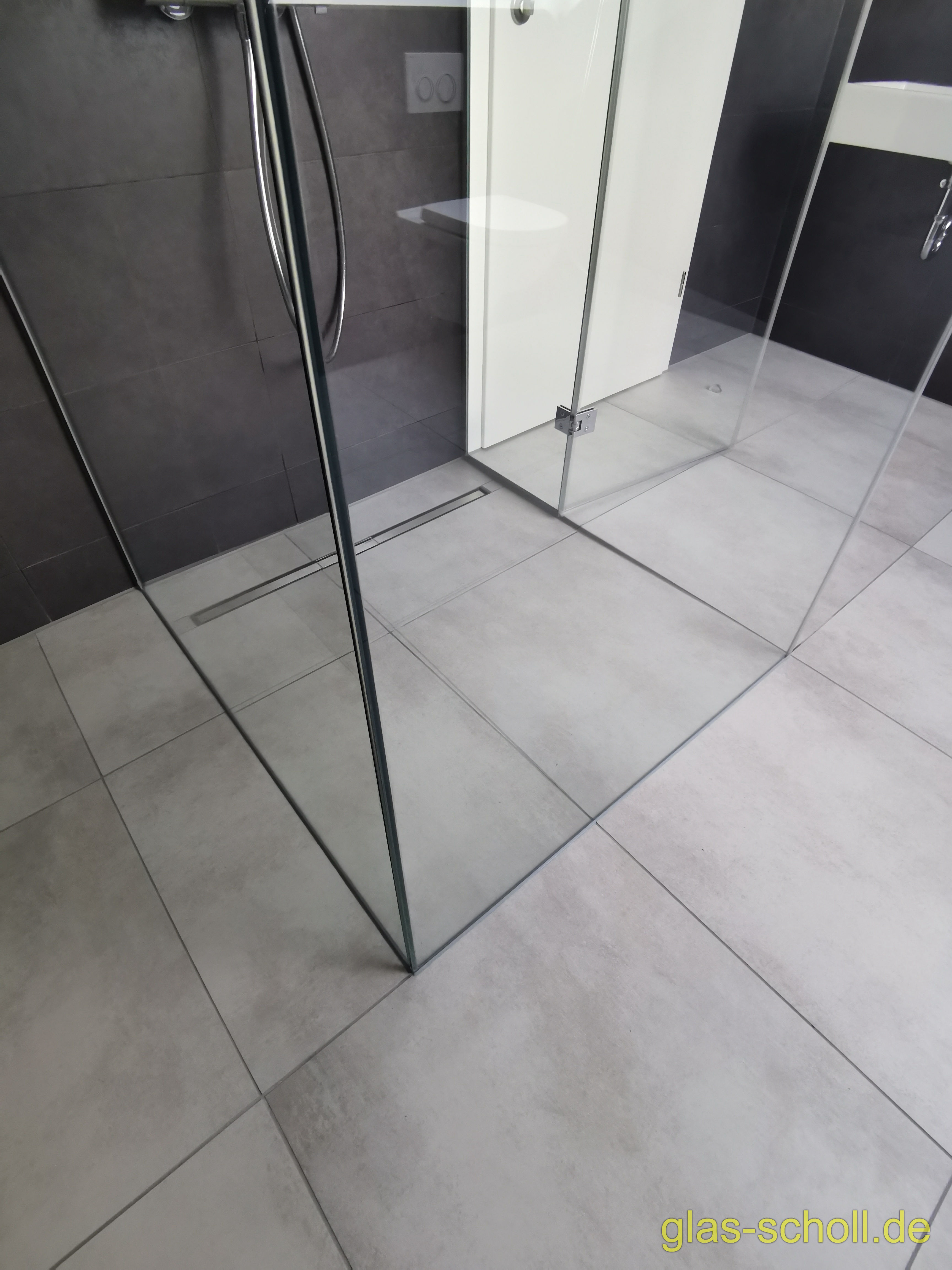 Kasten-Ganzglasdusche Modelldusche im Dachgeschoß von Glas Scholl U-Dusche