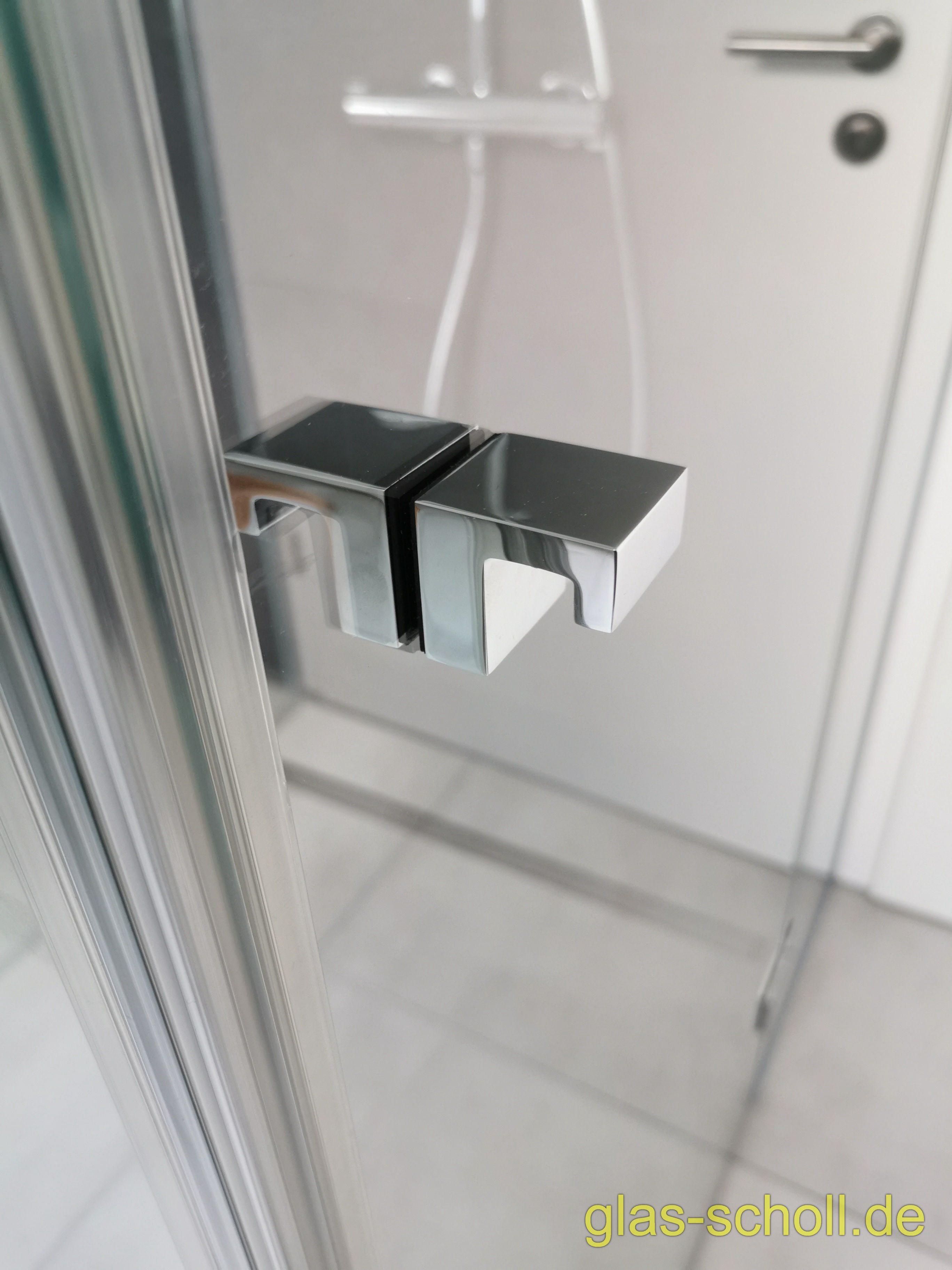 Kasten-Ganzglasdusche Modelldusche im Dachgeschoß von Glas Scholl U-Dusche