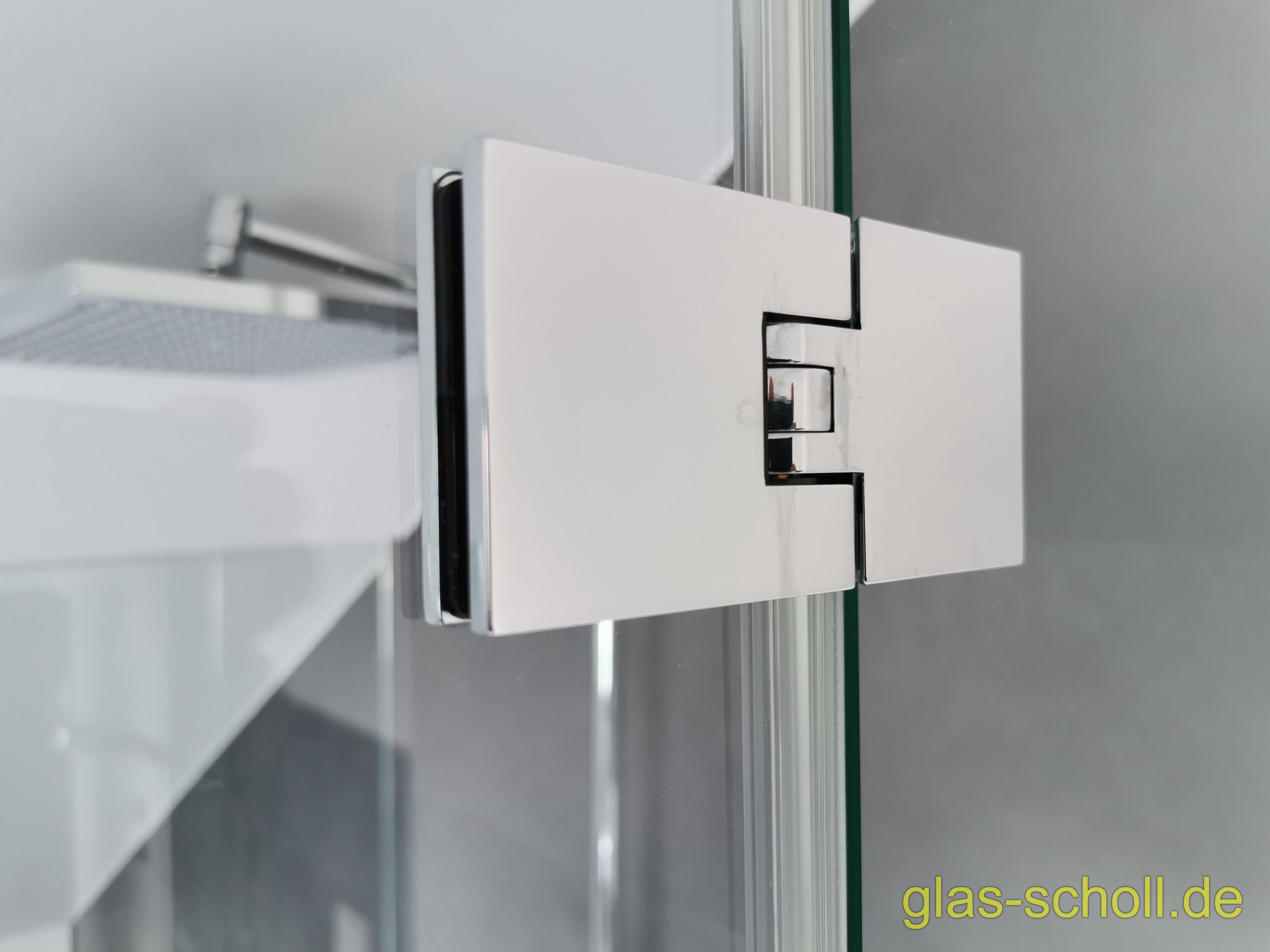 Kasten-Ganzglasdusche Modelldusche im Dachgeschoß von Glas Scholl U-Dusche