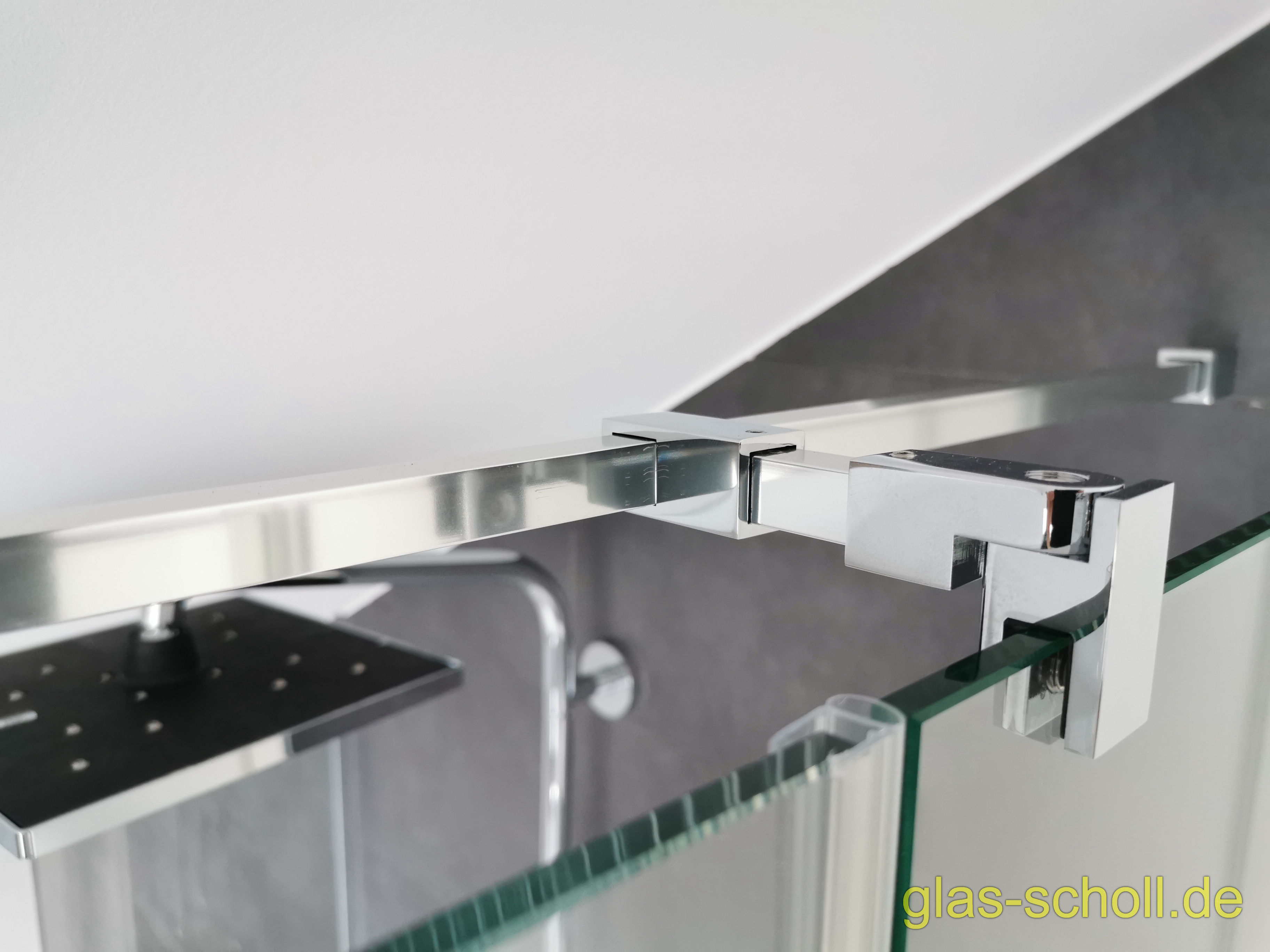 Kasten-Ganzglasdusche Modelldusche im Dachgeschoß von Glas Scholl U-Dusche