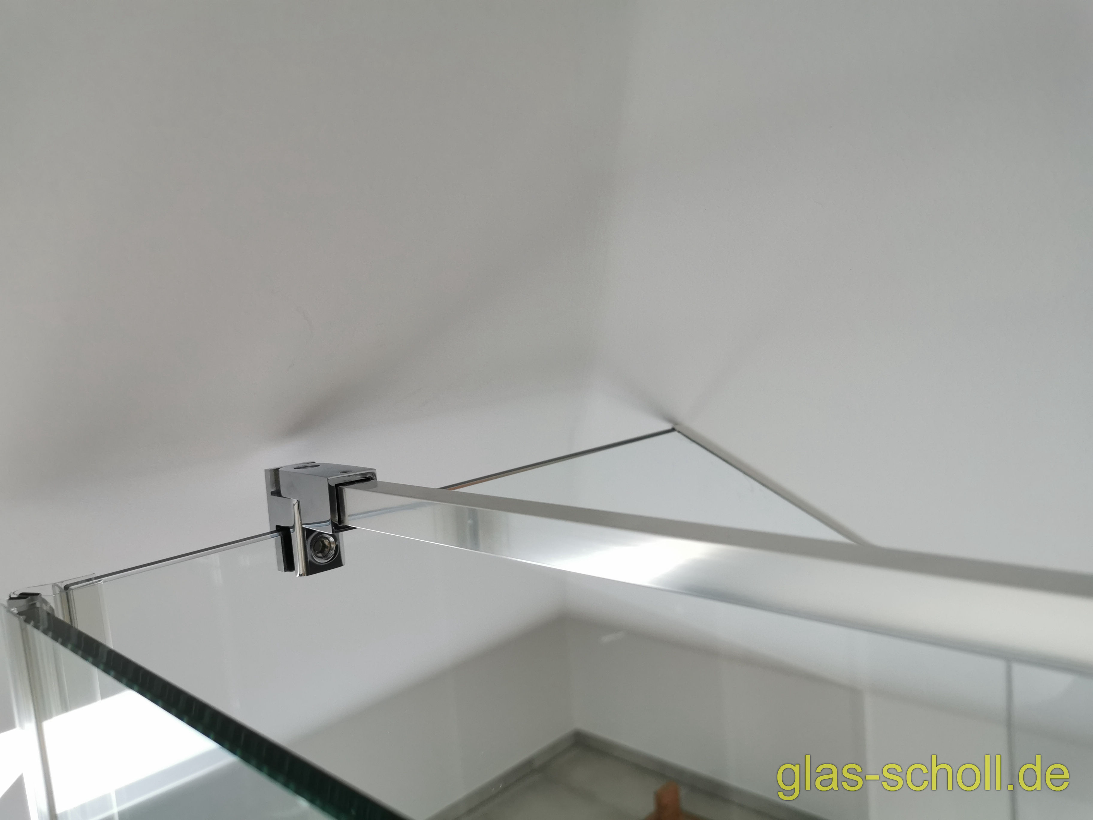 Kasten-Ganzglasdusche Modelldusche im Dachgeschoß von Glas Scholl U-Dusche