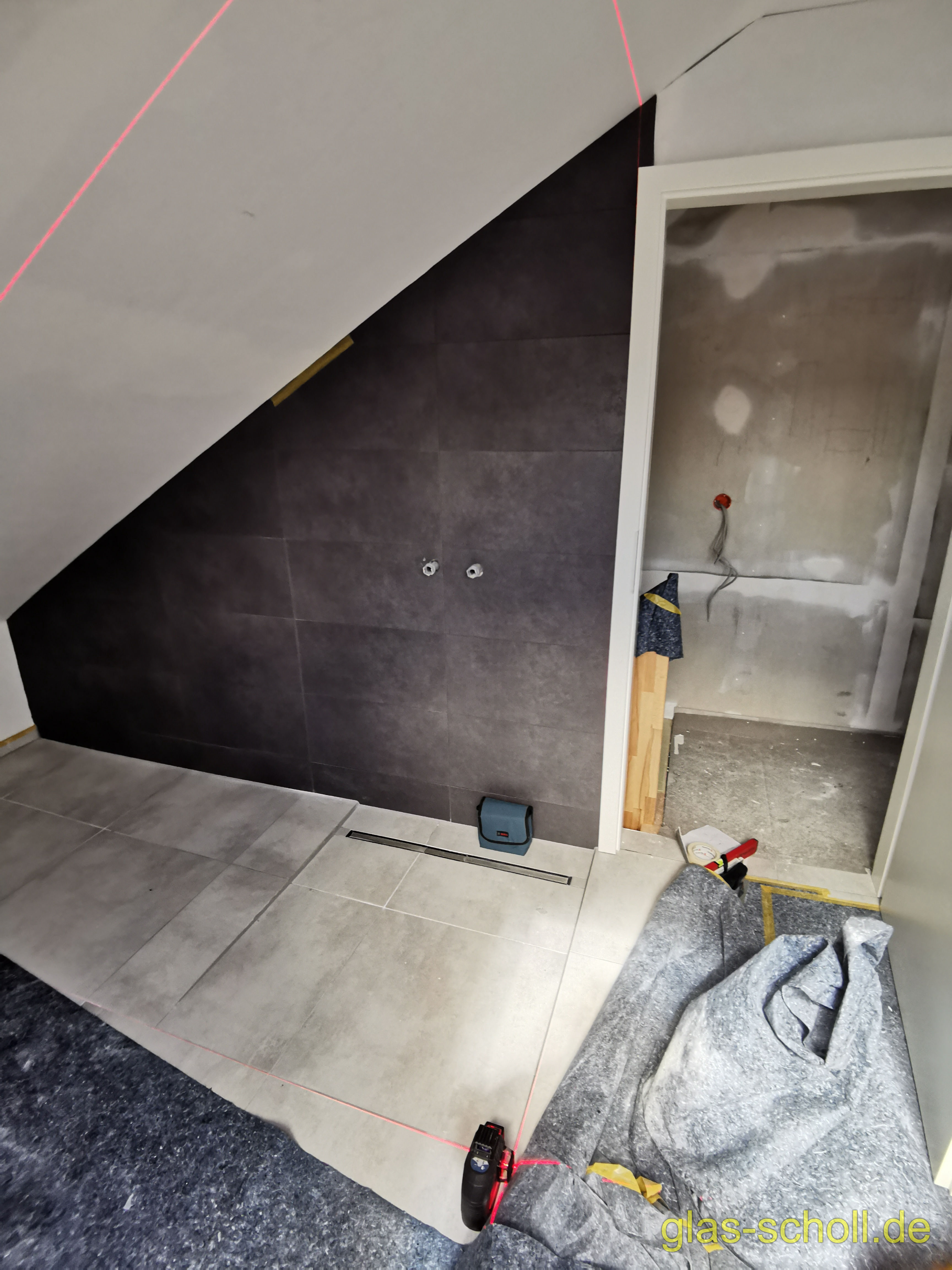 Kasten-Ganzglasdusche Modelldusche im Dachgeschoß von Glas Scholl U-Dusche