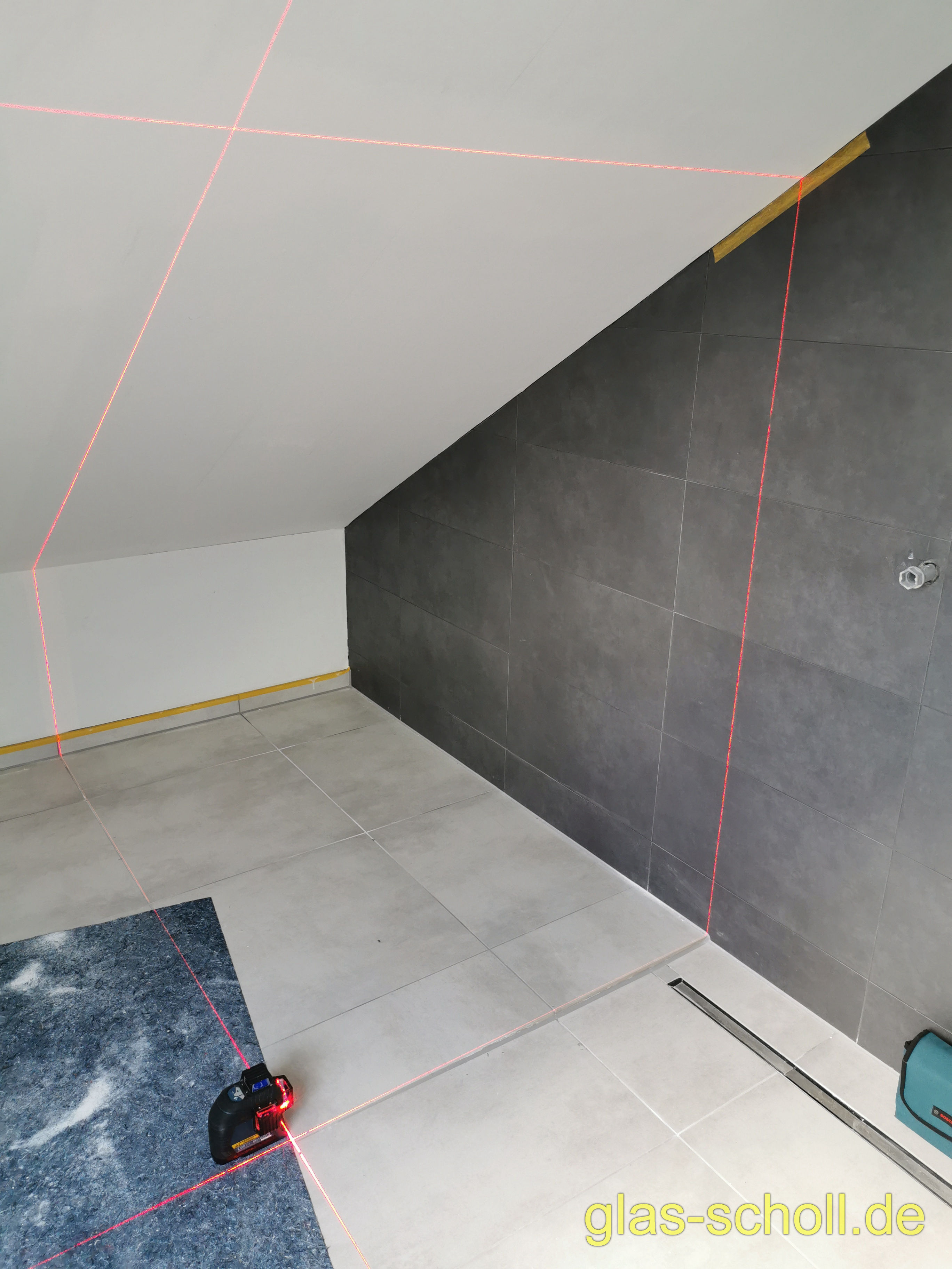 Kasten-Ganzglasdusche Modelldusche im Dachgeschoß von Glas Scholl U-Dusche