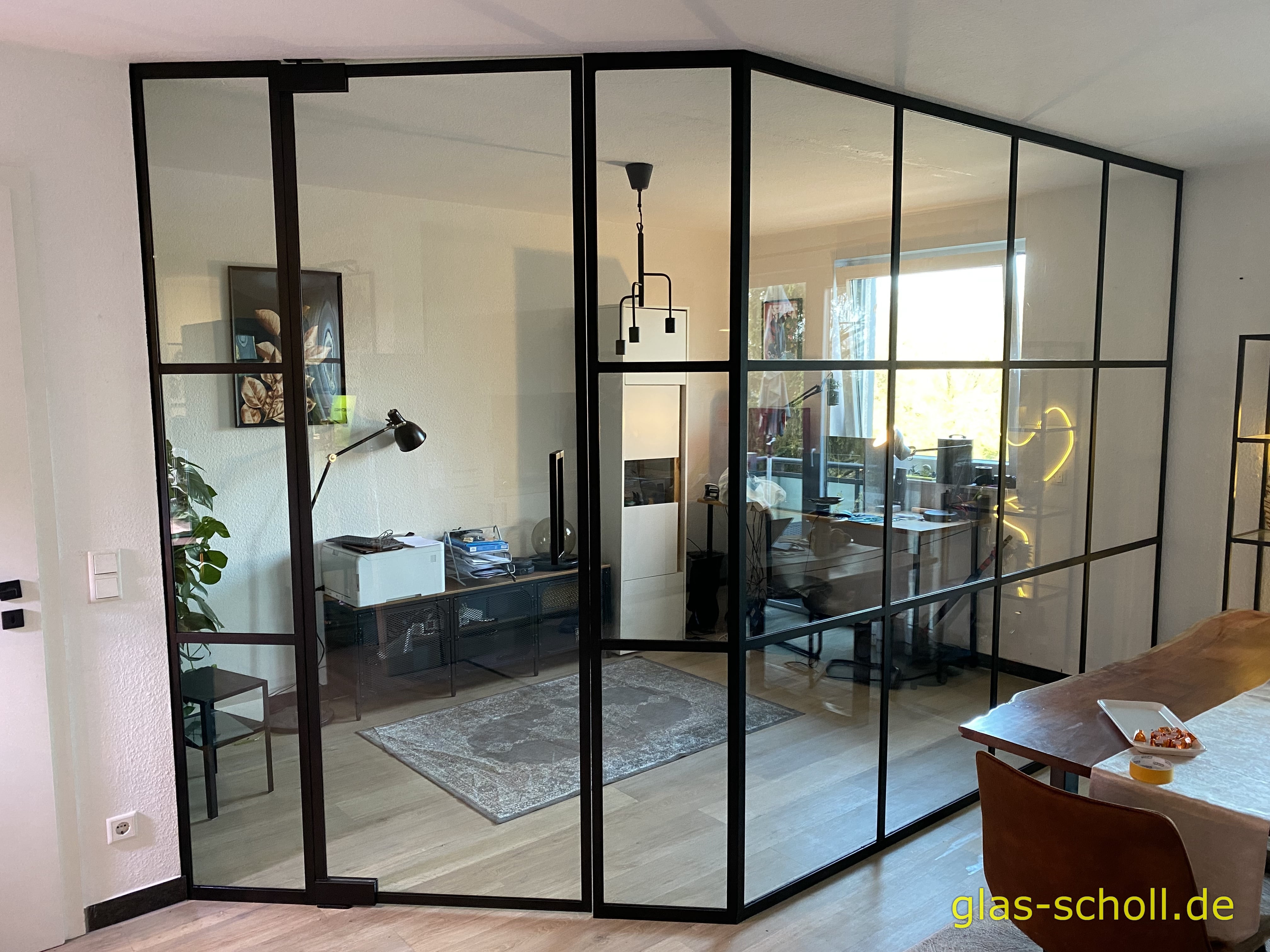 Büro im Industrial Style-Look mit 135° Abknickung erstellt durch www.glas-scholl.de