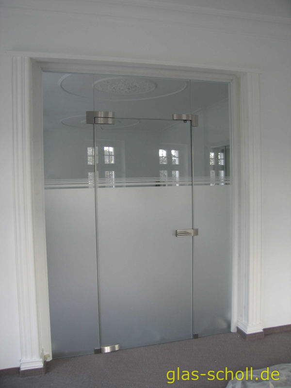 Anschlagtür neben zwei Seitenteilen und kleinem Oberlicht von Glas Scholl