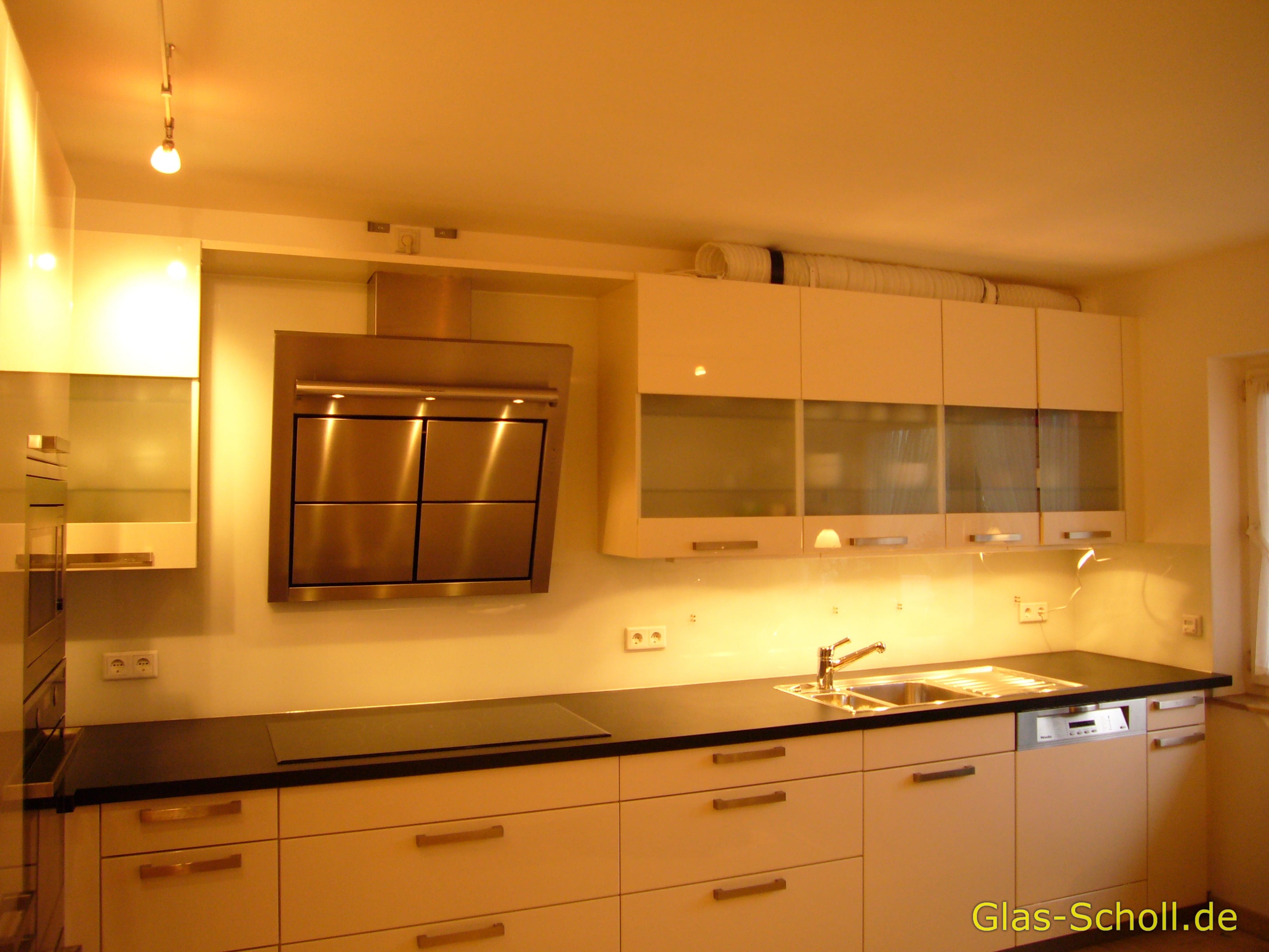 Weissglas Modell-Küchenspritzschutz aus Glas 4m von www.glas-scholl.de