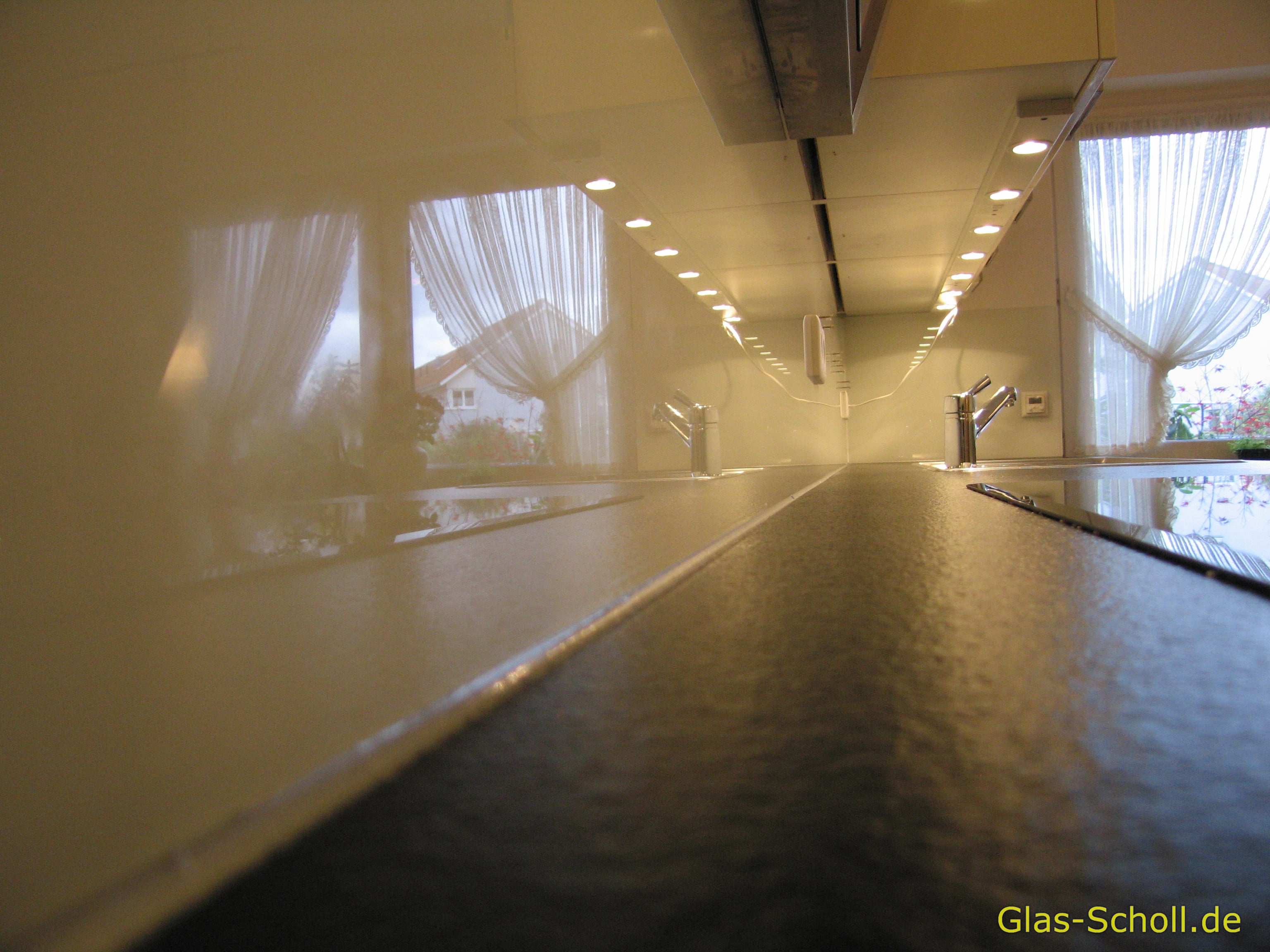 Weissglas Modell-Küchenspritzschutz aus Glas 4m von www.glas-scholl.de