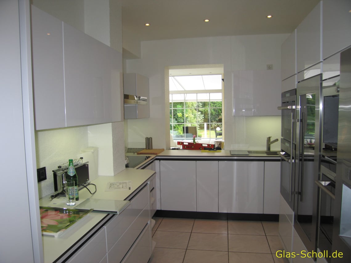 schwarzer Rundum-Küchenspritzschutz von www.glas-scholl.de