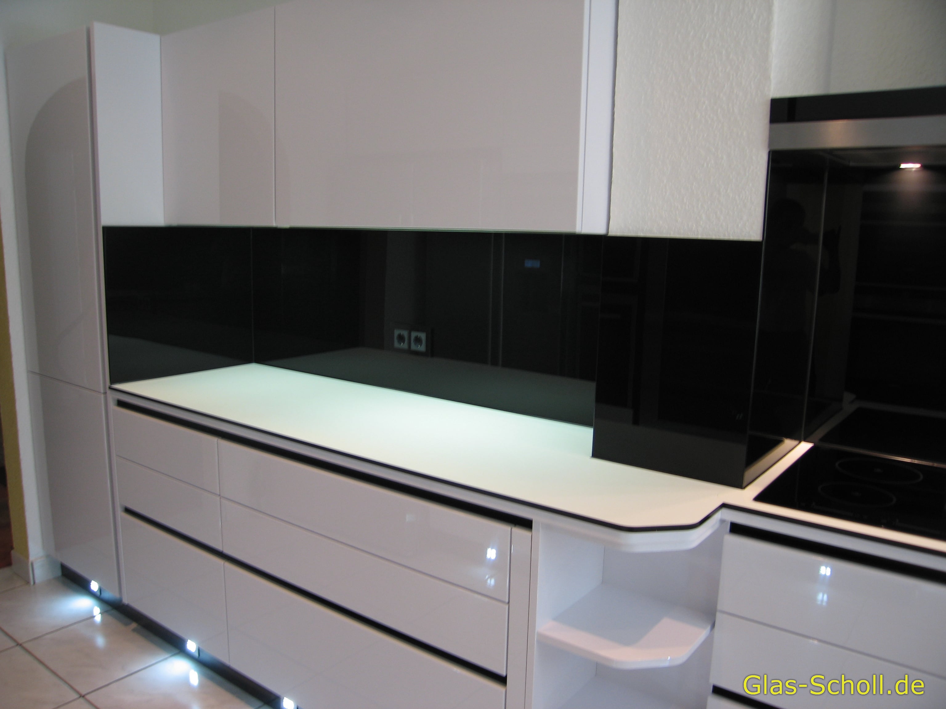 schwarzer Rundum-Küchenspritzschutz von www.glas-scholl.de