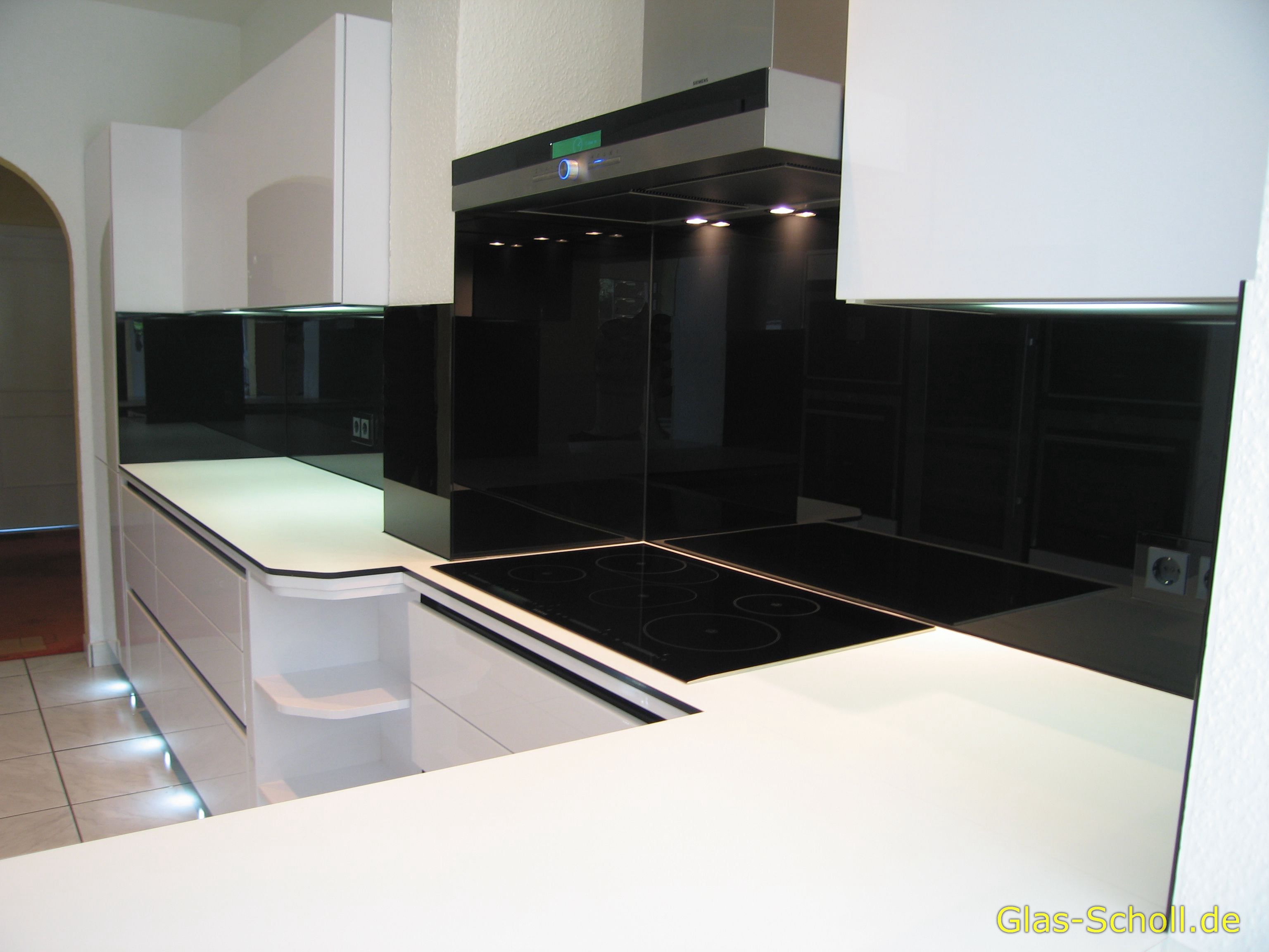 schwarzer Rundum-Küchenspritzschutz von www.glas-scholl.de