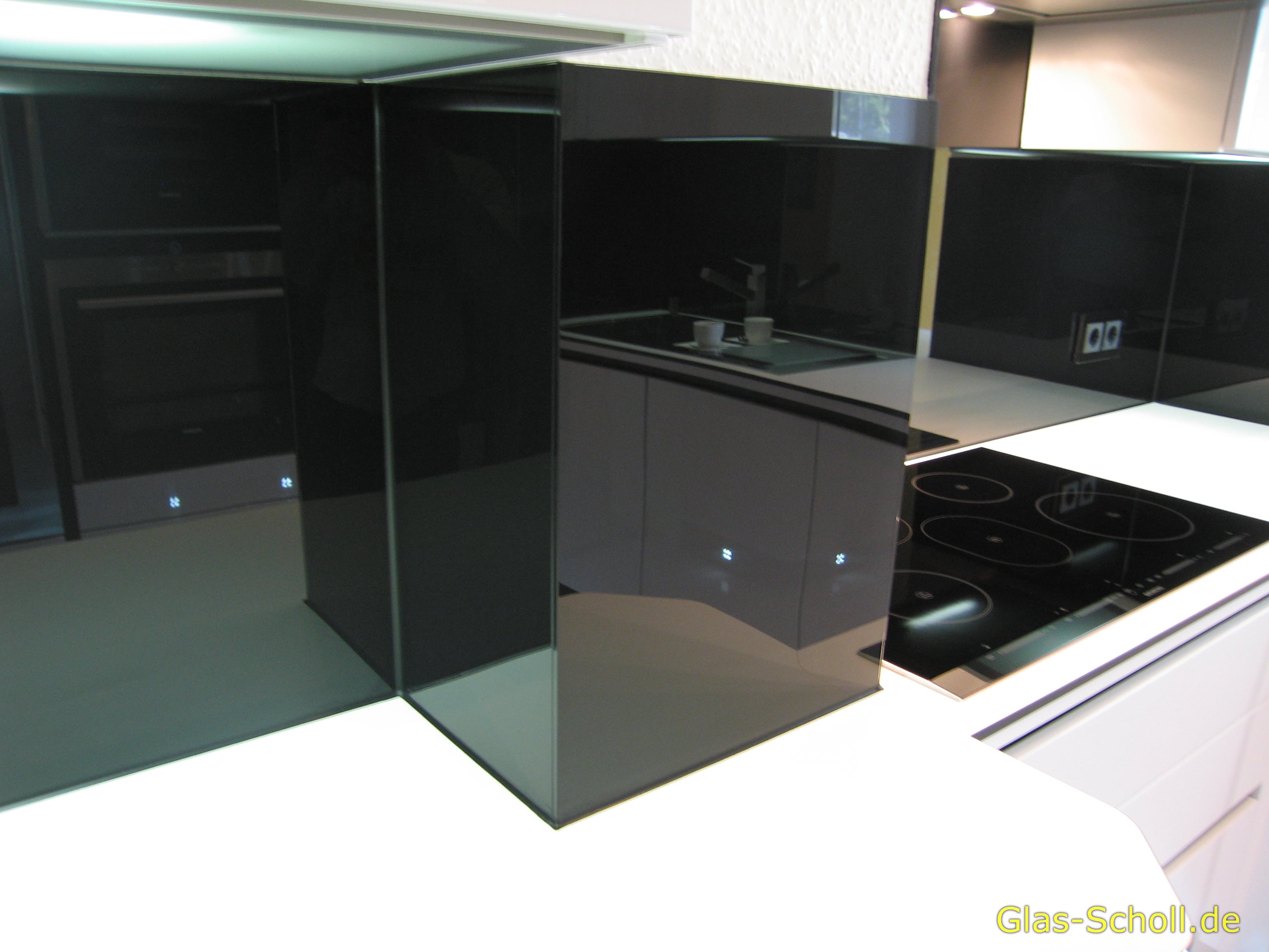 schwarzer Rundum-Küchenspritzschutz von www.glas-scholl.de