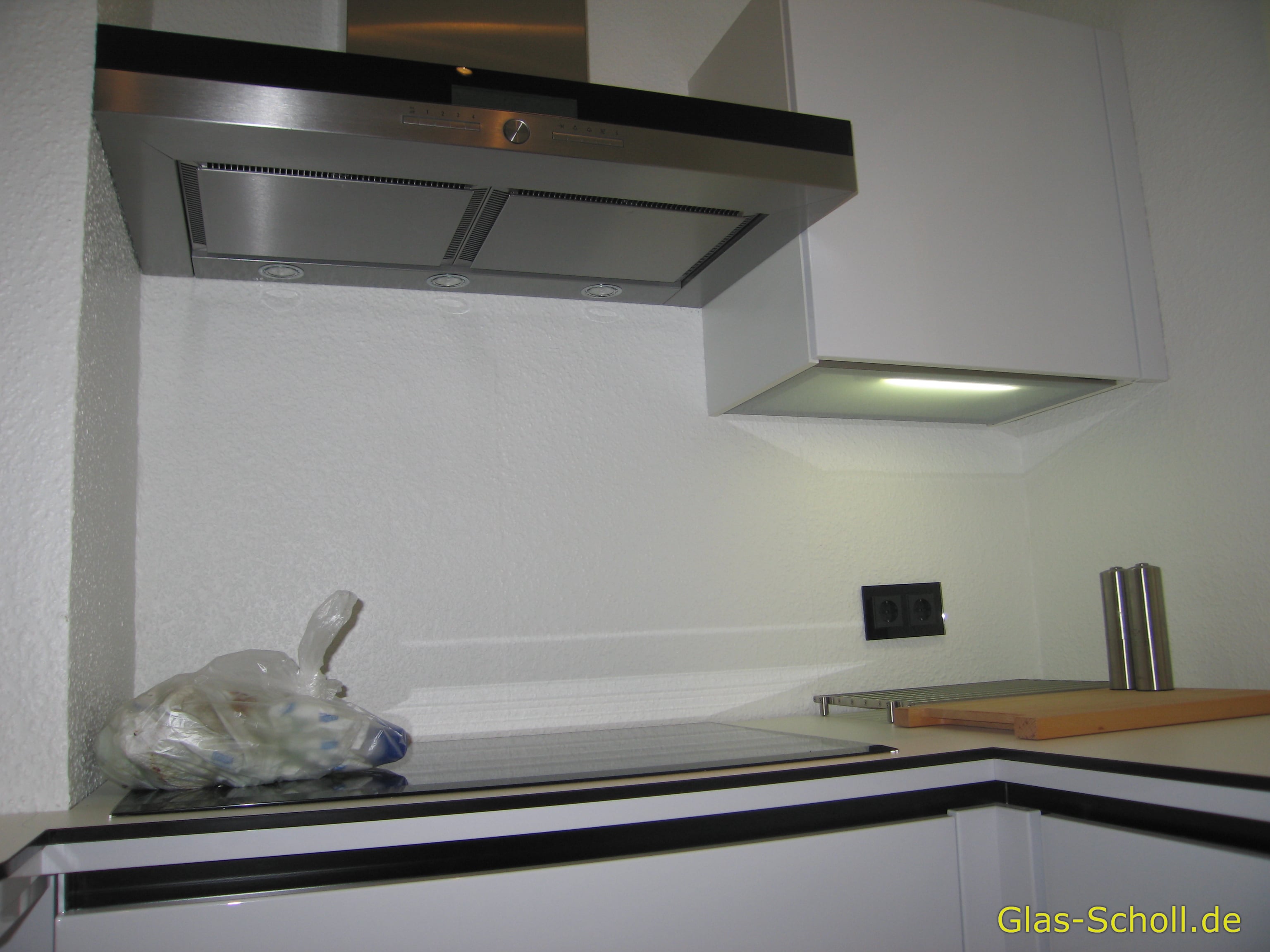 schwarzer Rundum-Küchenspritzschutz von www.glas-scholl.de