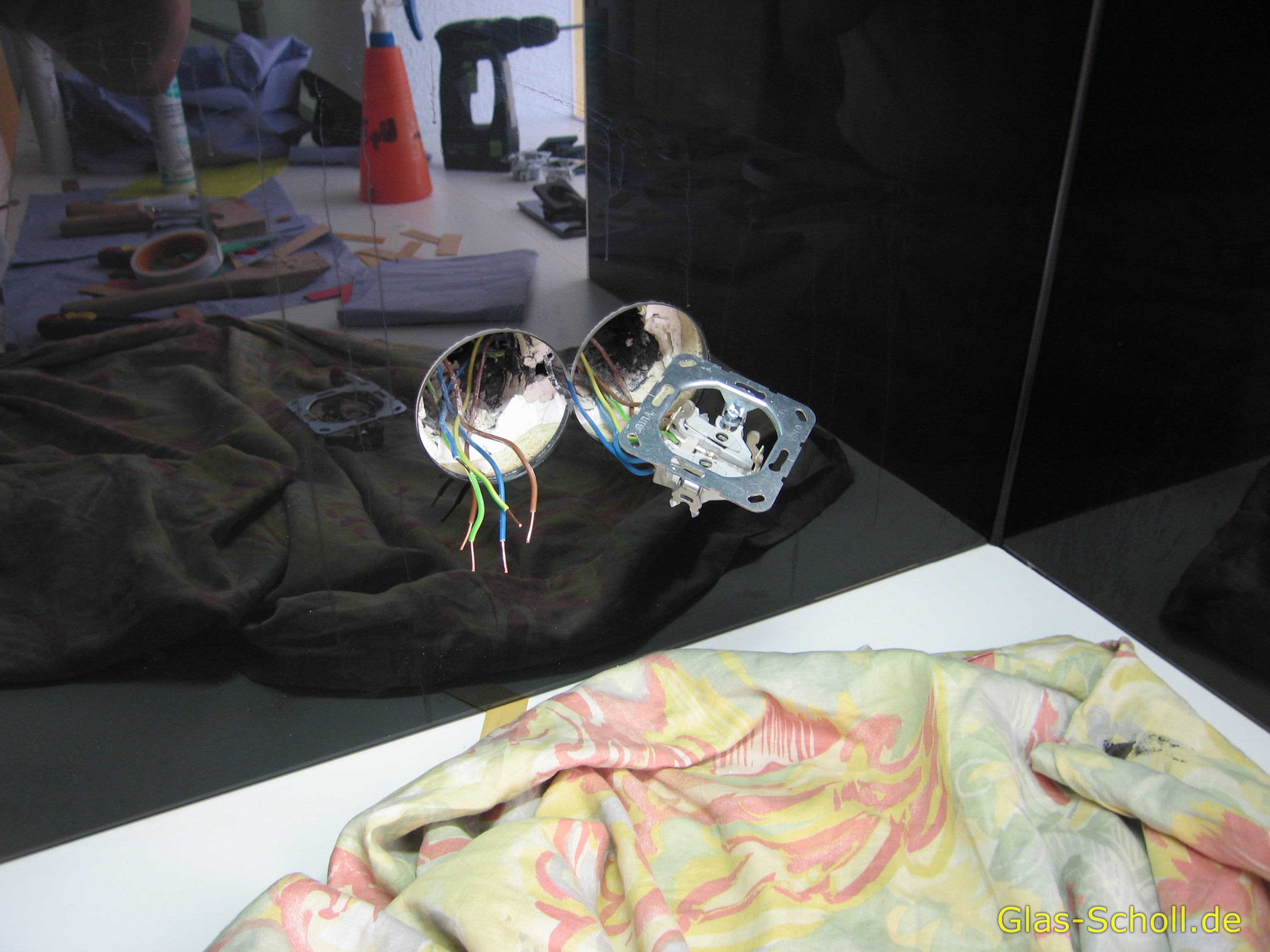 schwarzer Rundum-Küchenspritzschutz von www.glas-scholl.de