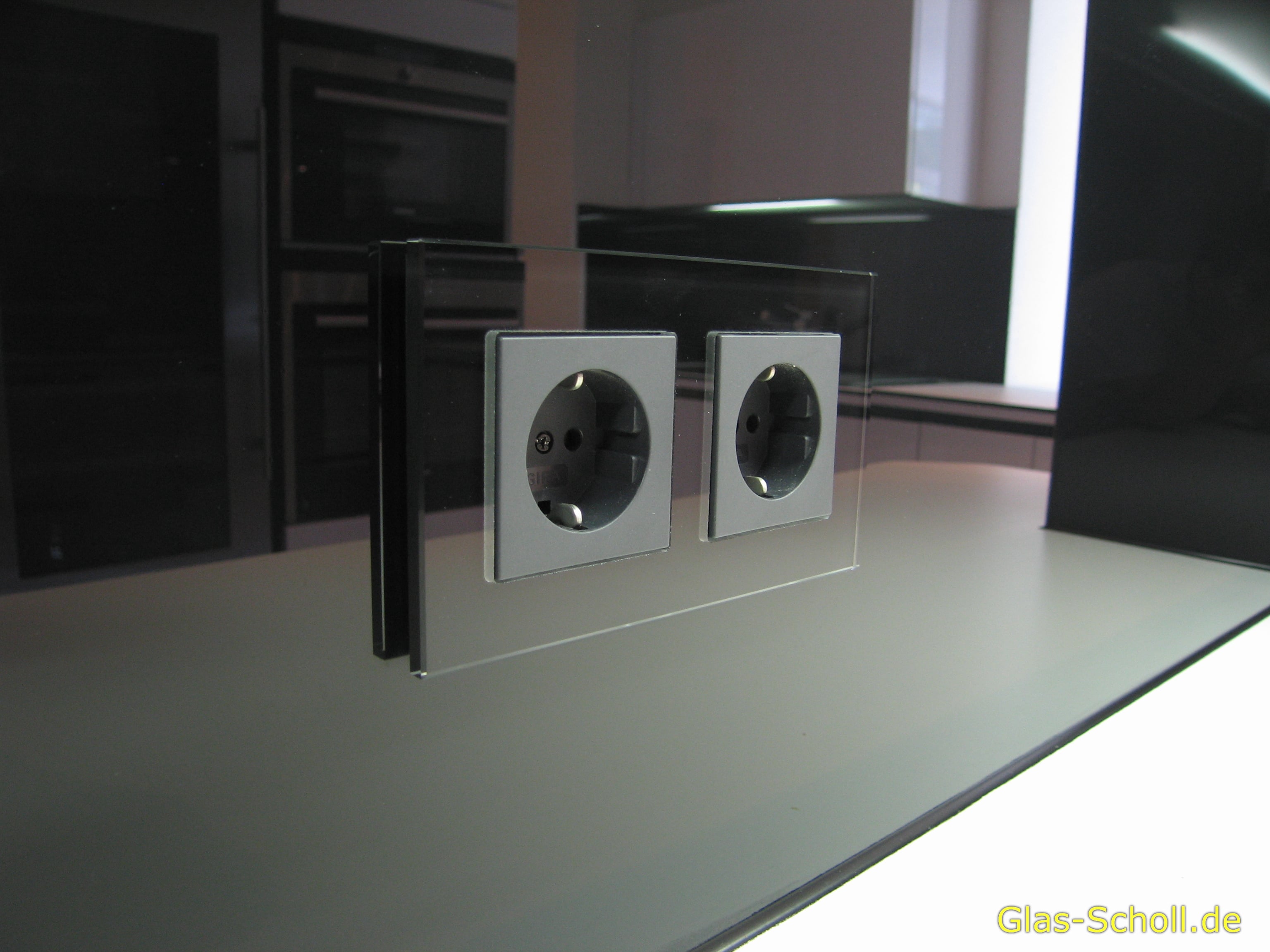 schwarzer Rundum-Küchenspritzschutz von www.glas-scholl.de