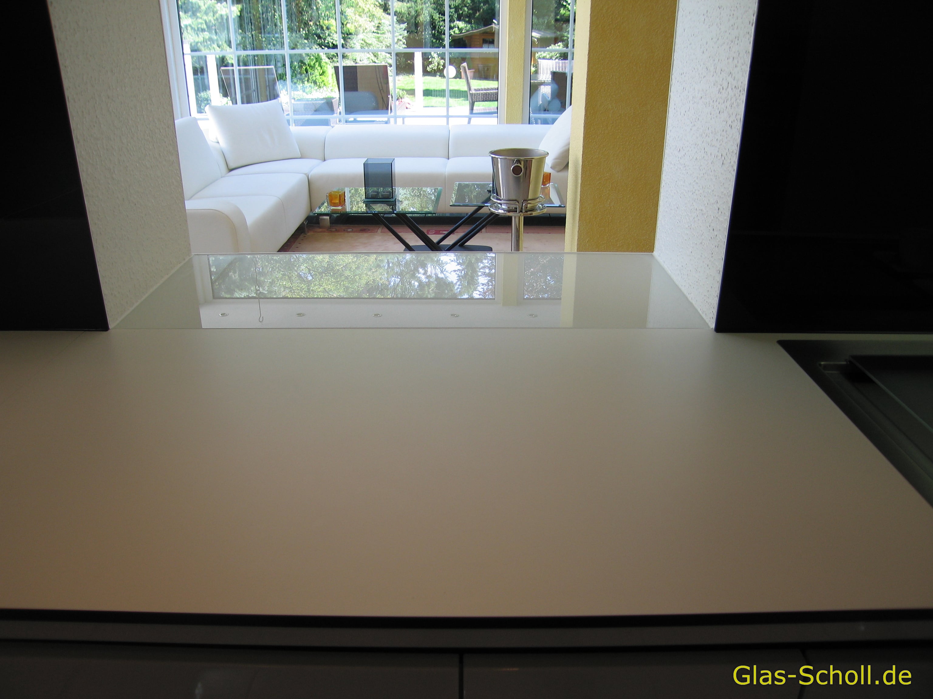 schwarzer Rundum-Küchenspritzschutz von www.glas-scholl.de