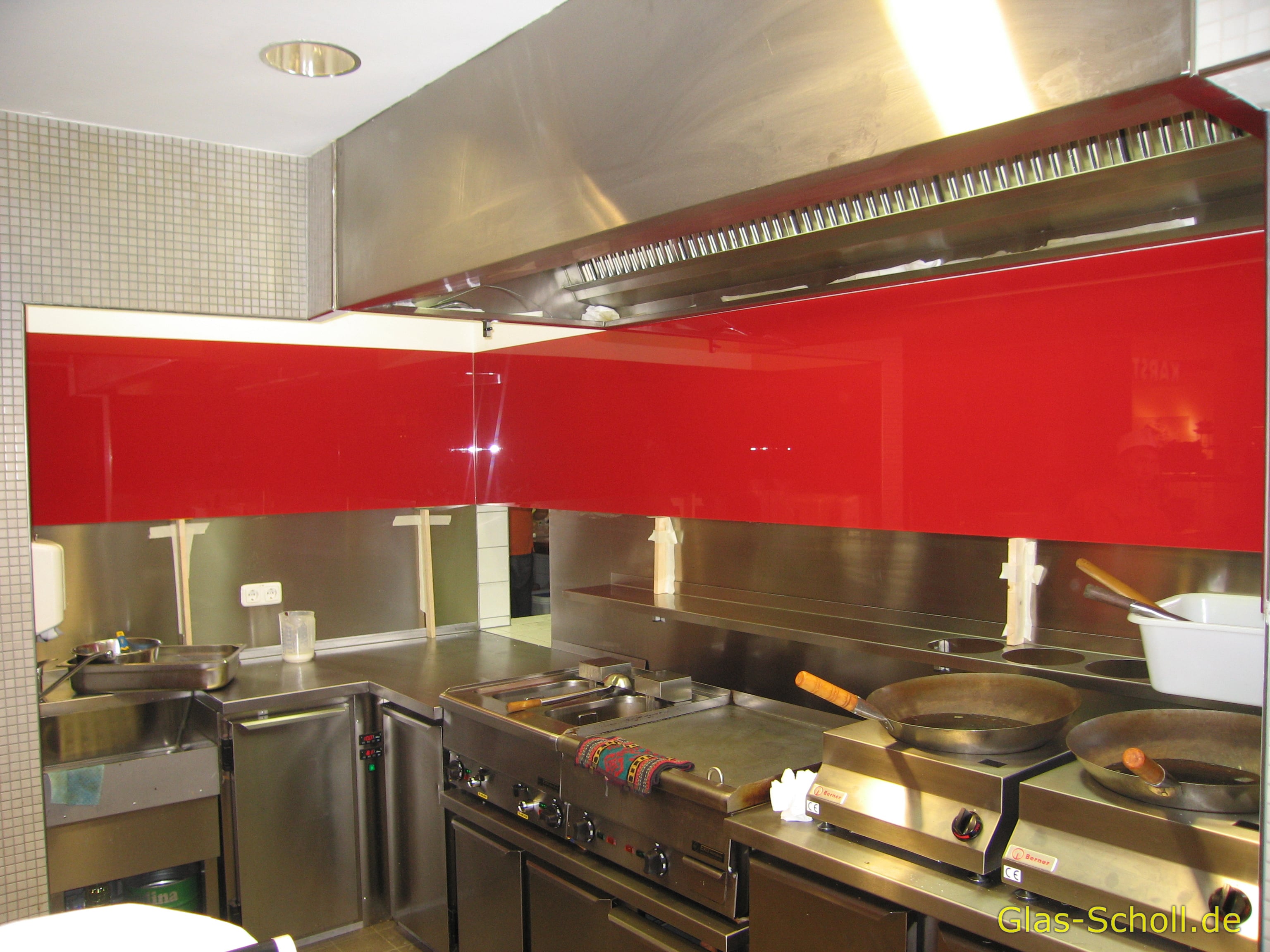 roter Wand-Spritzschutz im Gastrobereich von www.glas-scholl.de