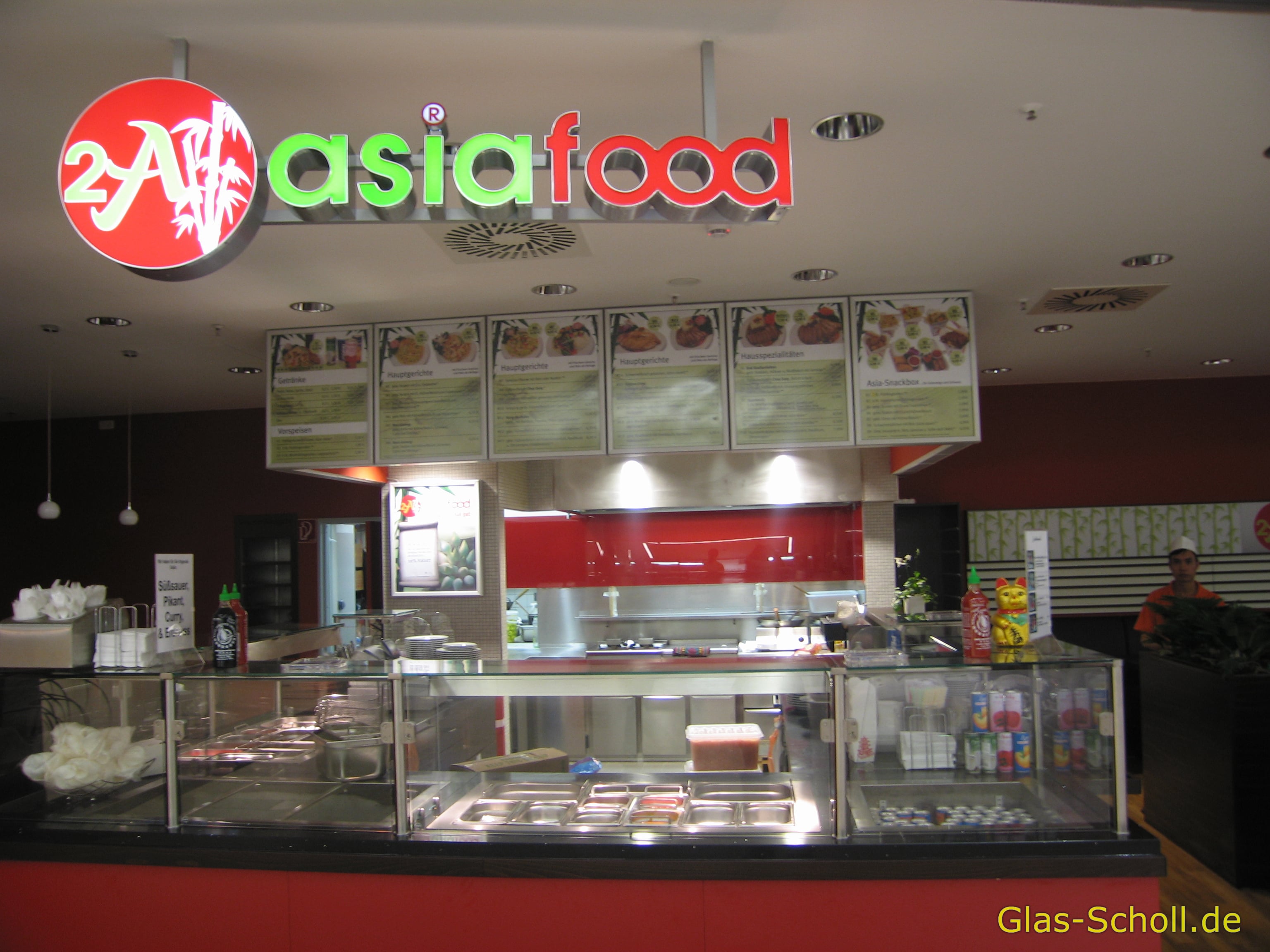 roter Wand-Spritzschutz im Gastrobereich von www.glas-scholl.de