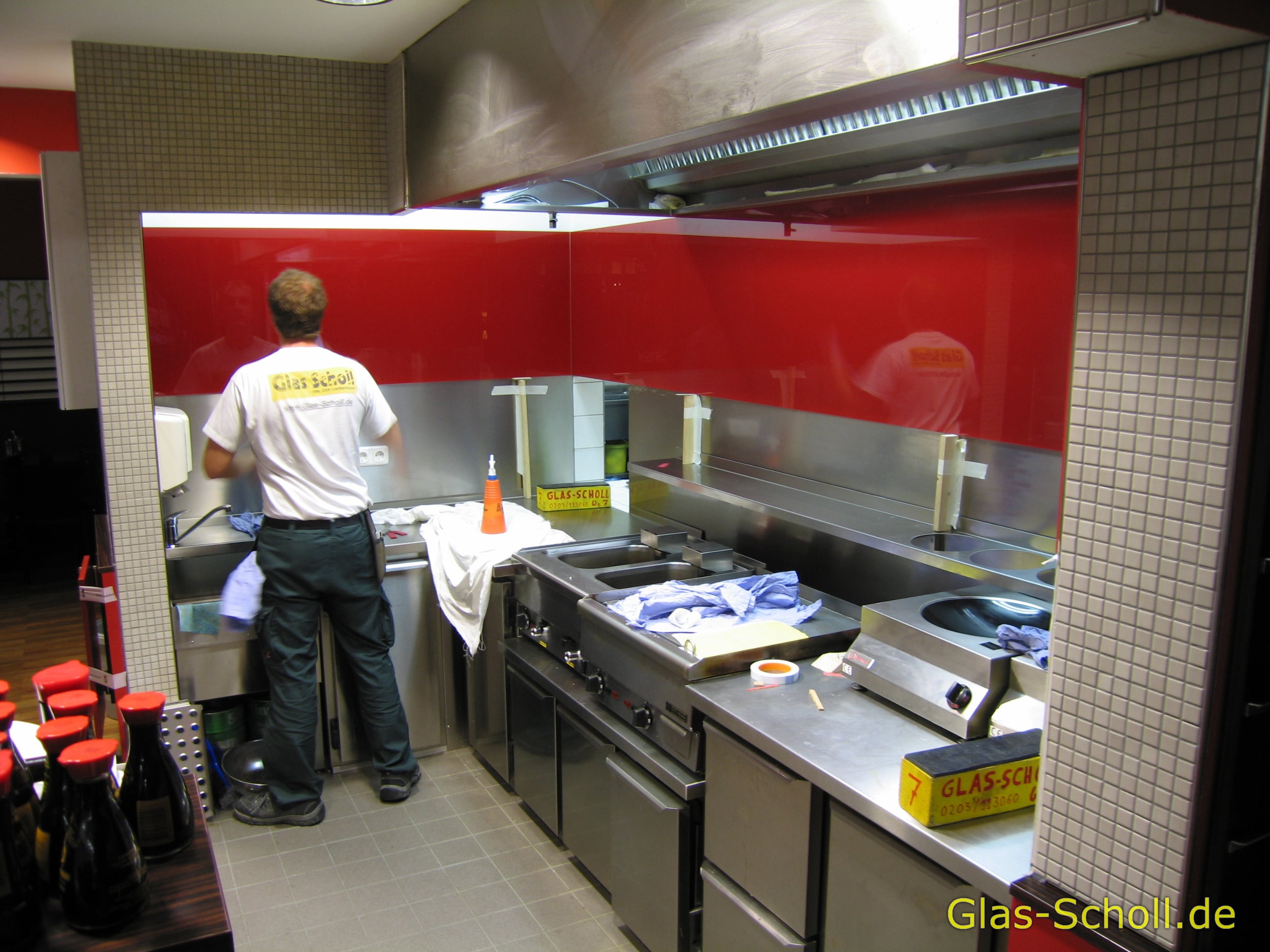 roter Wand-Spritzschutz im Gastrobereich von www.glas-scholl.de