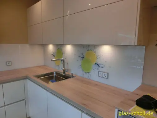 Küchenrückwand mit Digitaldruck "Zitrone im Wasser" und weiteren weißen Glas-Rückwänden von Glas Scholl