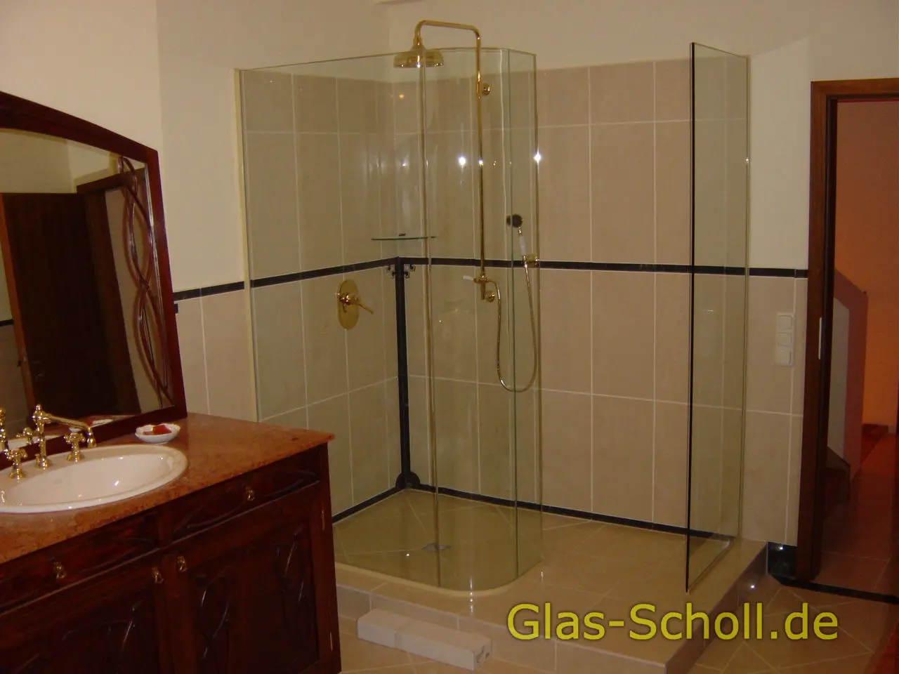 Walkin-Dusche mit gebogener Verglasung von Glas Scholl