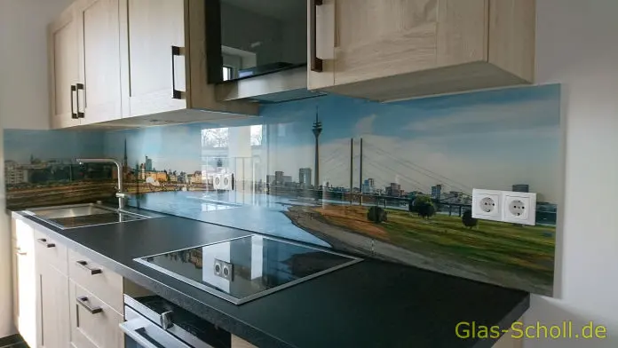 Digitaldruck Düsseldorfer SKYline als Küchen Fliesenspiegel von Glas Scholl