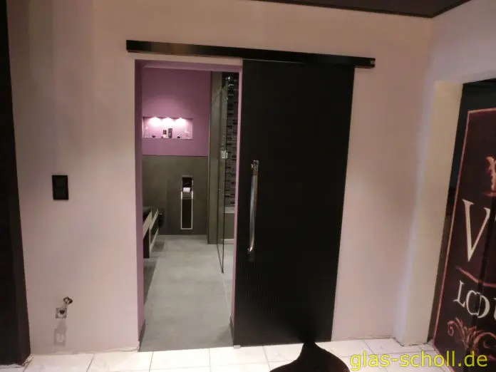 Funkverschließbare WC-Schiebetür mit edler Designtür in der Black Edition von Glas Scholl