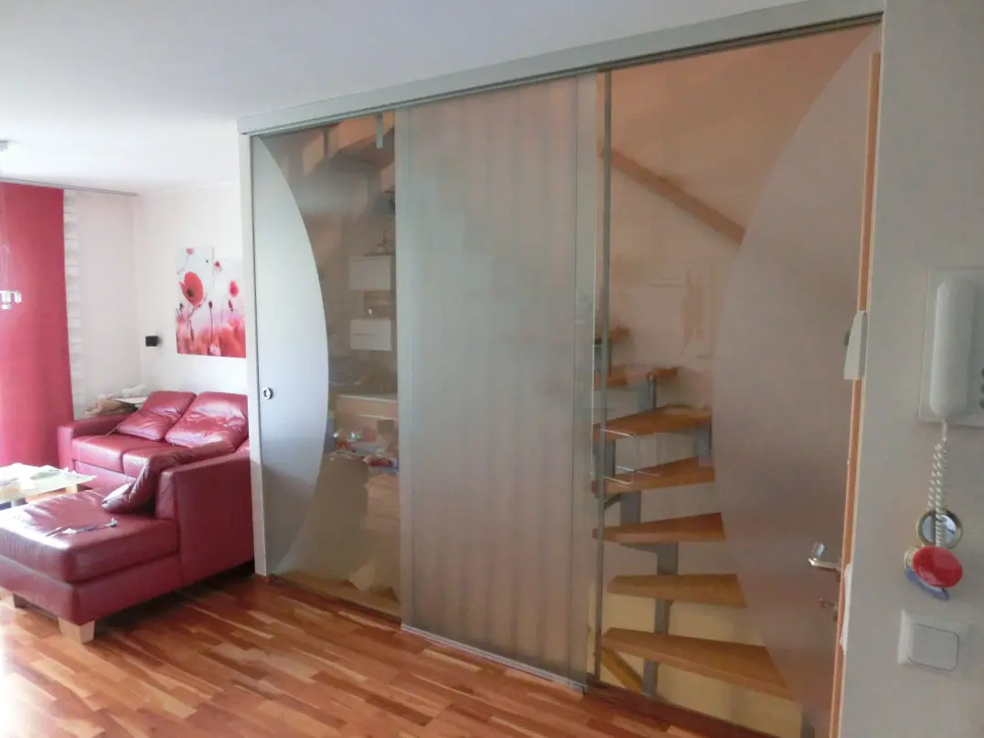 Treppenhaus-Abtrennung mit Glasschiebetüren - Glas Scholl
